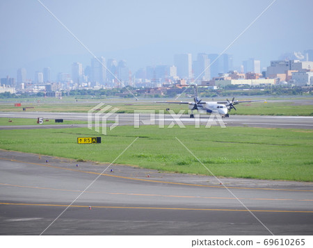 Park with a view of Osaka International Airport / View ANA propeller planes from Shimogawara Ryokuchi / Skyscrapers of Umeda in the distant view Park with a view of Osaka International Airport / View ANA propeller planes from Shimogawara Ryokuchi / Skyscrapers of Umeda in the distant view 69610265