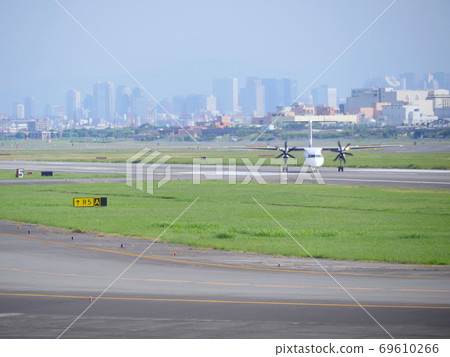 可以眺望大阪國際機場的公園/從下川原隆口觀看ANA螺旋槳飛機/遠處的梅田摩天大樓 可以眺望大阪國際機場的公園/從下川原隆口觀看ANA螺旋槳飛機/遠處的梅田摩天大樓 69610266