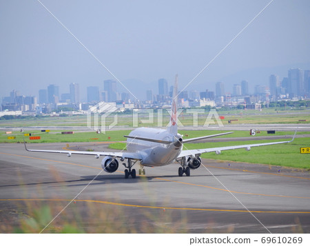 Park with a view of Itami Airport / Seeing passenger planes taking off and landing from Shimogawara Ryokuchi Park / Skyscrapers of Umeda in the distant view Park with a view of Itami Airport / Seeing passenger planes taking off and landing from Shimogawara Ryokuchi Park / Skyscrapers of Umeda in the distant view 69610269