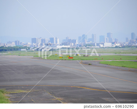 Park with a view of Itami Airport / Seeing passenger planes taking off and landing from Shimogawara Ryokuchi Park / Skyscrapers of Umeda in the distant view Park with a view of Itami Airport / Seeing passenger planes taking off and landing from Shimogawara Ryokuchi Park / Skyscrapers of Umeda in the distant view 69610290