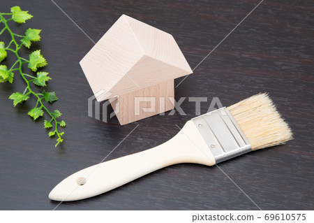 房子的外牆粉刷工作重新粉刷工作圖像 房子的外牆粉刷工作重新粉刷工作圖像 69610575