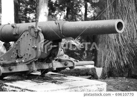 Monochrome photo of an old cannon 69610770