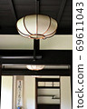 Antique lighting hanging from the ceiling of a Japanese-style room in an old folk house 69611043