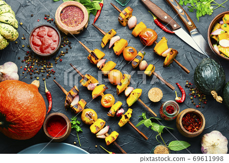 Grilled vegetable shish kebab 69611998