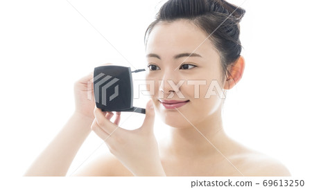 Beauty image of eye make up young woman 69613250
