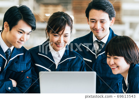 Multiple workers 69613543