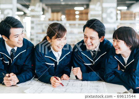 Multiple workers 69613544