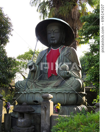 Copper Jizo Bodhisattva sitting statue at Reiganji Temple in Koto Ward (Edo Roku Jizo) 69614107