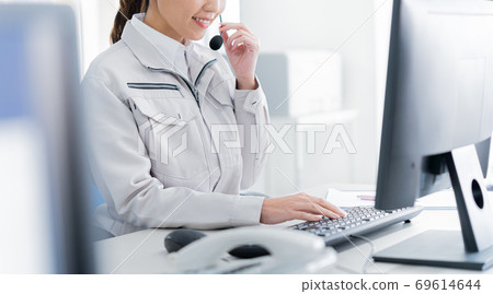 Work clothes, operators, call centers Work clothes, operators, call centers 69614644