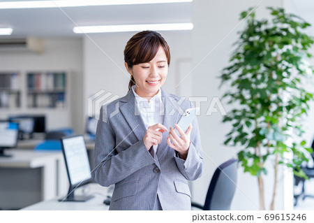 商業女性年輕女子智能手機 商業女性年輕女子智能手機 69615246