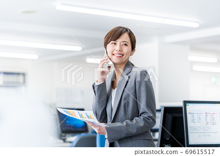 Business woman, young woman, smartphone 69615517