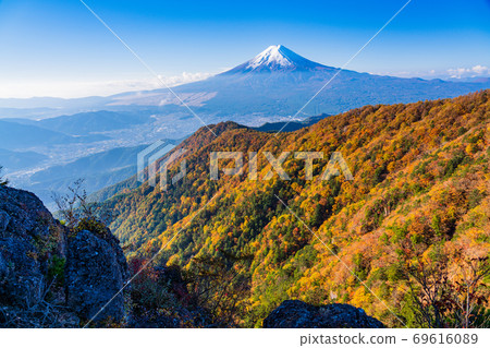 (Yamanashi Prefecture) Snow covered Mt. Fuji seen from the Mt. (Yamanashi Prefecture) Snow covered Mt. Fuji seen from the Mt. 69616089