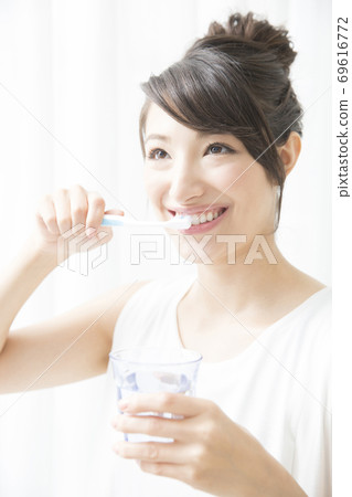 woman brushing teeth 69616772