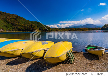 （山梨縣）Lake Shoji，湖畔船和富士山 69616940