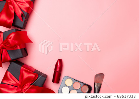 Black friday sale flat lay with make-up cosmetics, copy space, christmas and holidays concept on pink background Black friday sale flat lay with make-up cosmetics, copy space, christmas and holidays concept on pink background 69617338