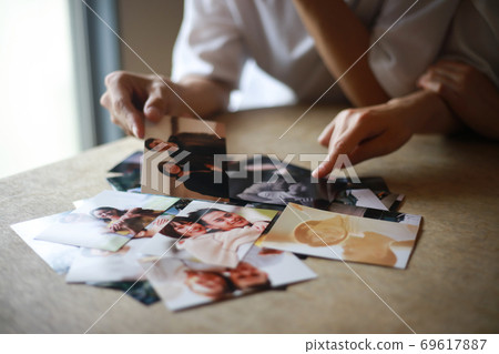 A couple choosing a photo A couple choosing a photo 69617887