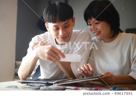 Couple viewing photos 69617891