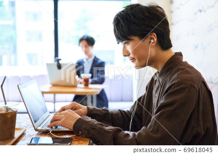 咖啡館遠程工作在線課程在線學習遠程網絡研討會新的生活方式男子 咖啡館遠程工作在線課程在線學習遠程網絡研討會新的生活方式男子 69618045