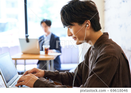 咖啡館遠程工作在線課程在線學習遠程網絡研討會新的生活方式男子 咖啡館遠程工作在線課程在線學習遠程網絡研討會新的生活方式男子 69618046