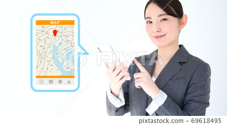 Image of a business woman using a map app on her smartphone 69618495
