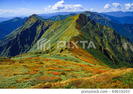 秋葉中間的谷川山脈主脈山脊線 69619203