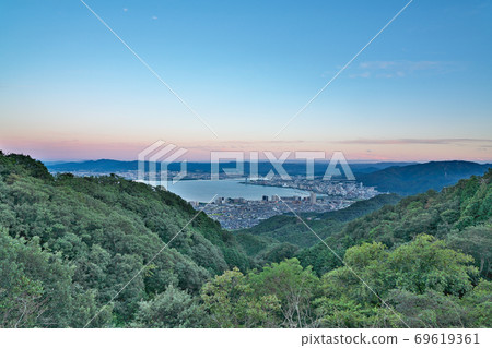 [從比叡山車道看到的琵琶湖（晚上）]滋賀縣大津市山上町 69619361