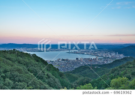 [從比叡山車道看到的琵琶湖（晚上）]滋賀縣大津市山上町 69619362