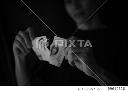 一個男人打破一張照片 69619828