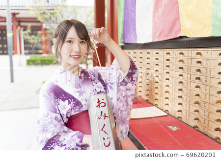 Yukata Woman Tokyo Asakusa Omikuji 69620201