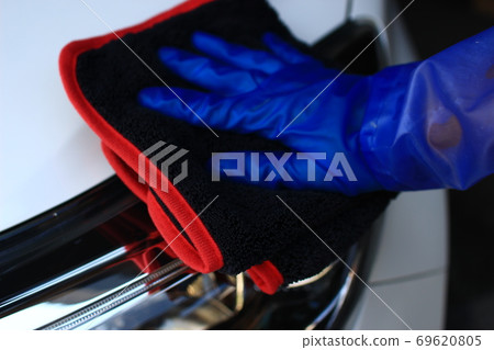 After waxing, wipe it off with a buff towel to polish it. After waxing, wipe it off with a buff towel to polish it. 69620805