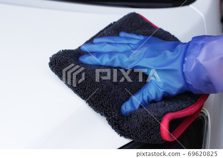 上蠟後,用拋光毛巾將其擦拭上光。 上蠟後,用拋光毛巾將其擦拭上光。 69620825