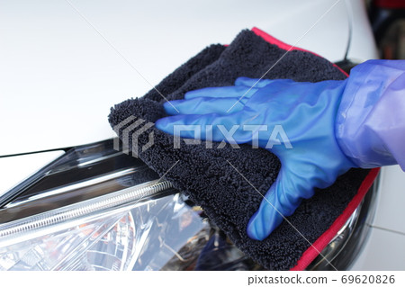 上蠟後,用拋光毛巾將其擦拭上光。 上蠟後,用拋光毛巾將其擦拭上光。 69620826