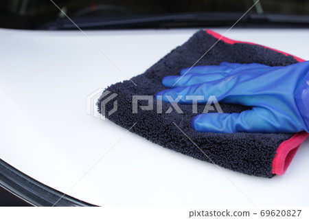 上蠟後，用拋光毛巾將其擦拭上光。 69620827