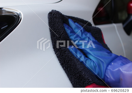 After waxing, wipe it off with a buff towel to polish it. After waxing, wipe it off with a buff towel to polish it. 69620829