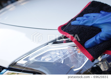 上蠟後,用拋光毛巾將其擦拭上光。 上蠟後,用拋光毛巾將其擦拭上光。 69620831