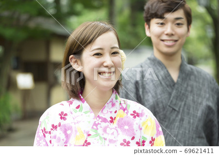 A smiling yukata couple A smiling yukata couple 69621411