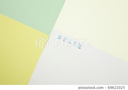 對角排列的紙張和品牌印章字符有4種顏色黃綠色彩色圖案 對角排列的紙張和品牌印章字符有4種顏色黃綠色彩色圖案 69622025
