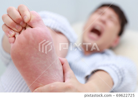 A man who suddenly feels stiff when sleeping 69622725