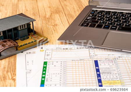 Tax filing and mortgage tax reduction with e-tax 69623984