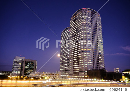 滿月夜晚照耀的高層公寓 滿月夜晚照耀的高層公寓 69624146