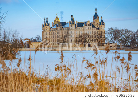 The beautiful, fairy-tale Castle of Schwerin in winter times The beautiful, fairy-tale Castle of Schwerin in winter times 69625553