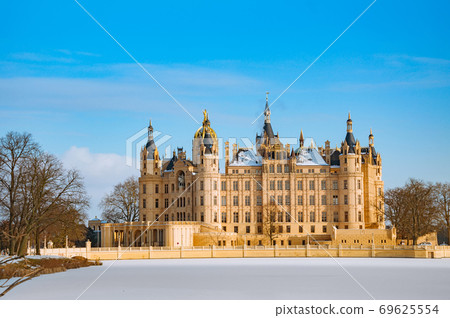 The beautiful, fairy-tale Castle of Schwerin in winter times 69625554