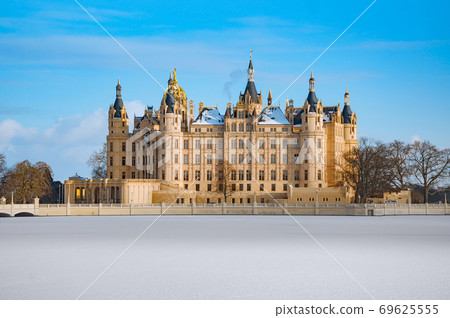 The beautiful, fairy-tale Castle of Schwerin in winter times The beautiful, fairy-tale Castle of Schwerin in winter times 69625555