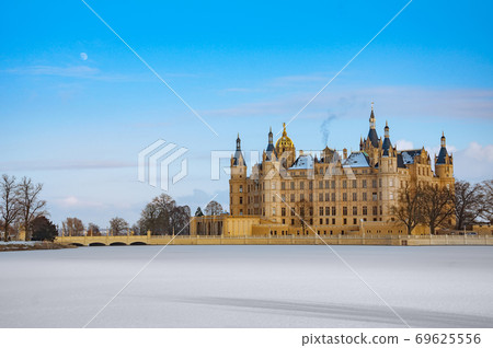 The beautiful, fairy-tale Castle of Schwerin in winter times 69625556