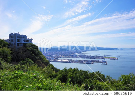 從香川縣高松市八島的觀景台上看到的高松城市景觀 從香川縣高松市八島的觀景台上看到的高松城市景觀 69625619