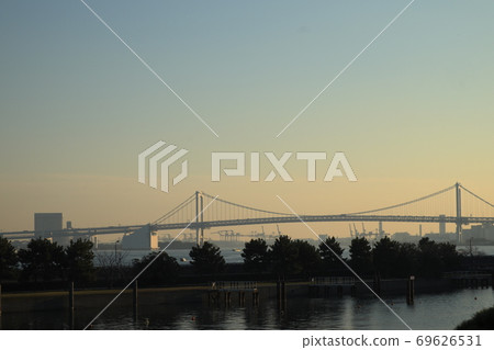 綠色在日落和彩虹橋 綠色在日落和彩虹橋 69626531