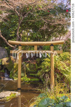 [東京愛宕（Atago），金色的鳥居，站在東京愛宕（Atago Shrine）池塘中的Kobanmizu瀑布前。 69627716