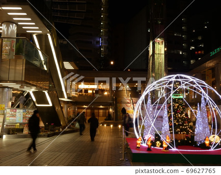 京橋,人們趕著聖誕節彩燈回家 京橋,人們趕著聖誕節彩燈回家 69627765