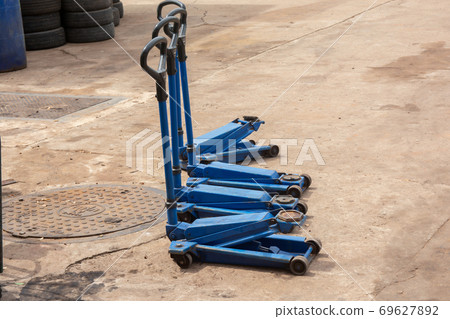 Blue hydraulic floor jack 69627892