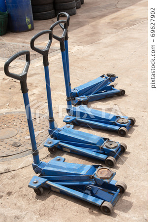 Blue hydraulic floor jack 69627902